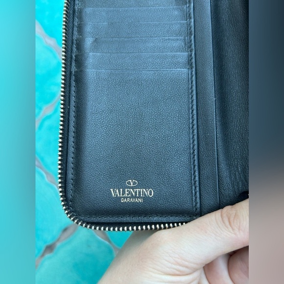 Valentino Garavani Rockstud Zip-around Leather Wallet + change Wallet In Black - Picture 6 of 12